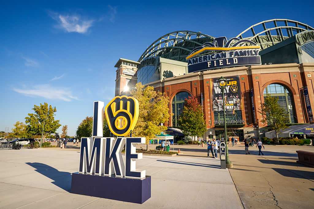 Brewers win World Series: Milwaukee-area businesses offer free food and drinks — Fox Point Business news